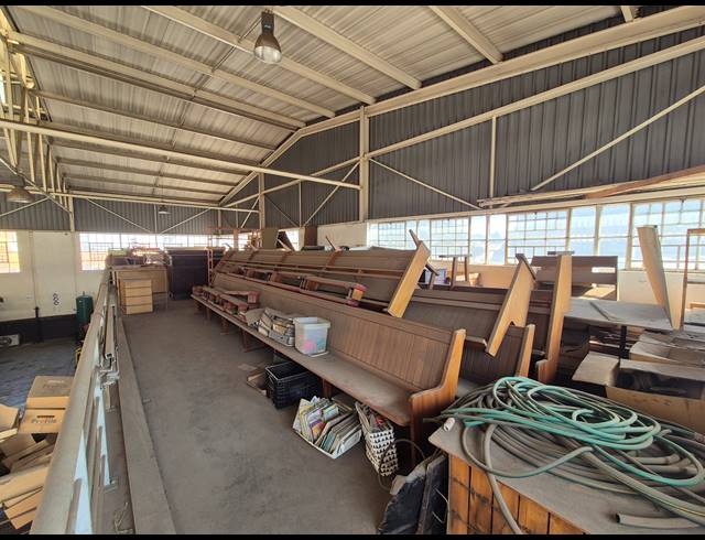 1,300M² WAREHOUSE FOR SALE IN KNIGHTS